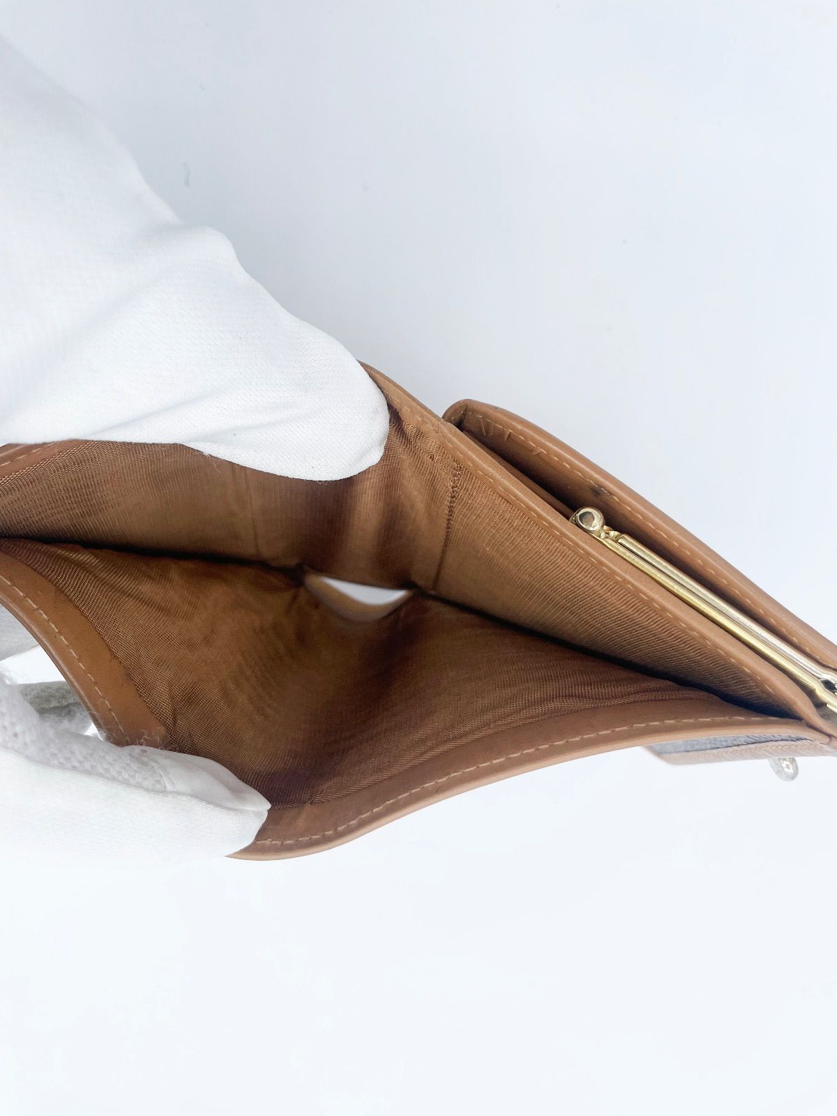 新品 イアパピヨネ レザーリング付き ラウンドミディアム 折り財布 ブラック 本革/着脱可能なリングパーツ付き》レザーリング付きラウンド