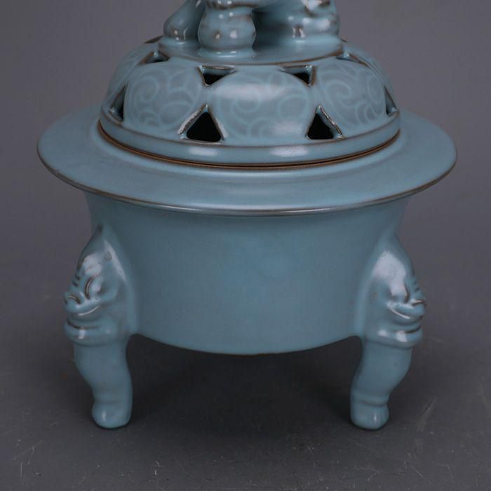 汝窯鉄胎青釉彫り彫り三本足香炉 景徳鎮 陶磁器 装飾品 現代工芸