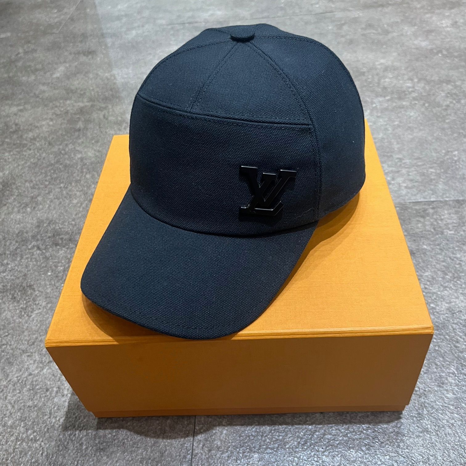 定価107800円 LOUIS VUITTON キャスケット アエログラム LV ロゴ イニシャル 帽子 キャップ ルイヴィトン M77125 75097A4