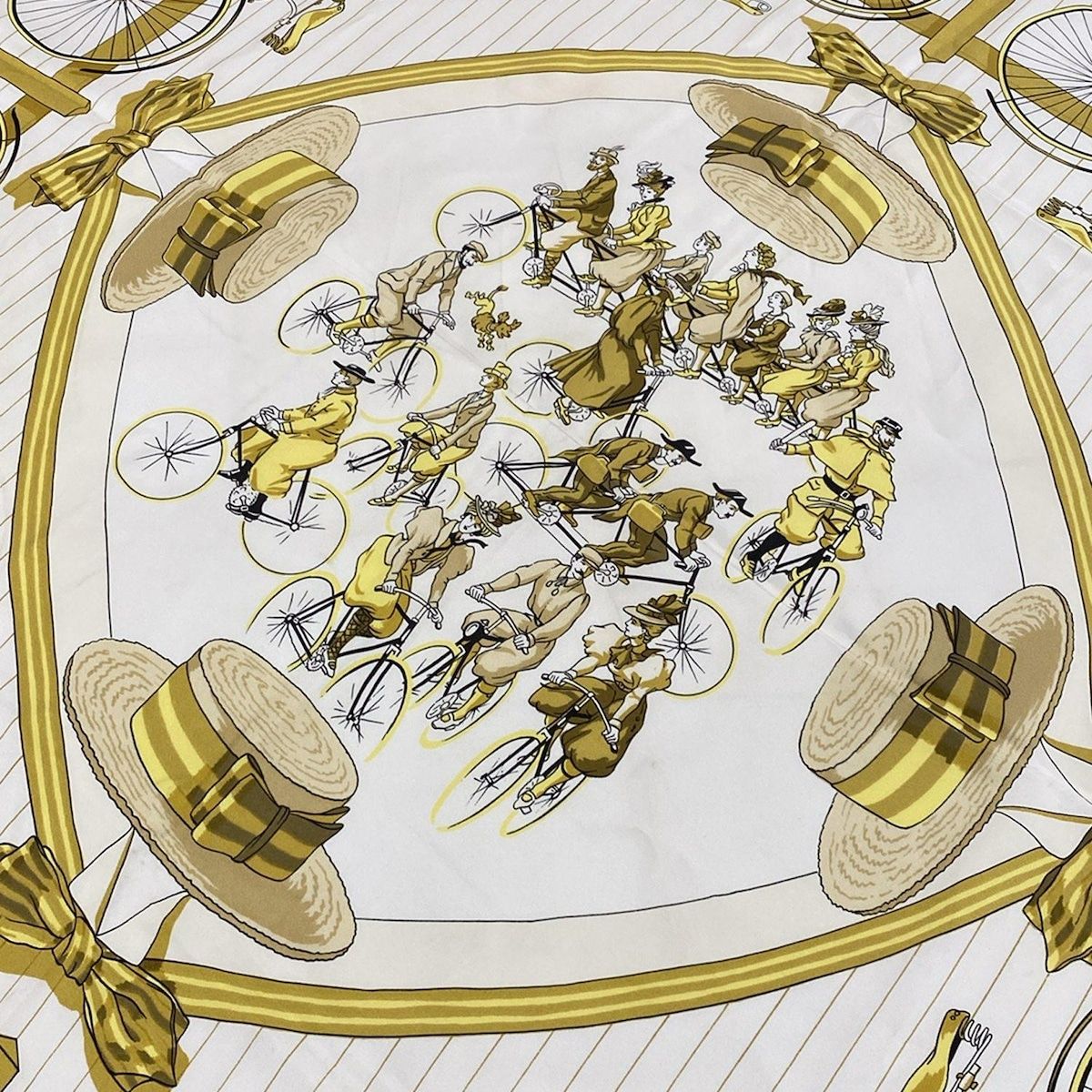 HERMES(エルメス) スカーフ カレ90 アイボリー×ダークイエロー×マルチ  