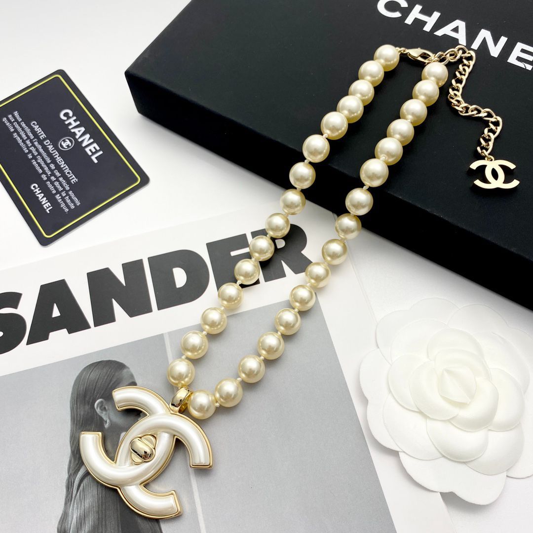 新品未使用 シャネル（CHANEL）ネックレス 大サイズミルキーホワイトパール ダブルC ゴールドエッジ＆バックルデザイン - メルカリ