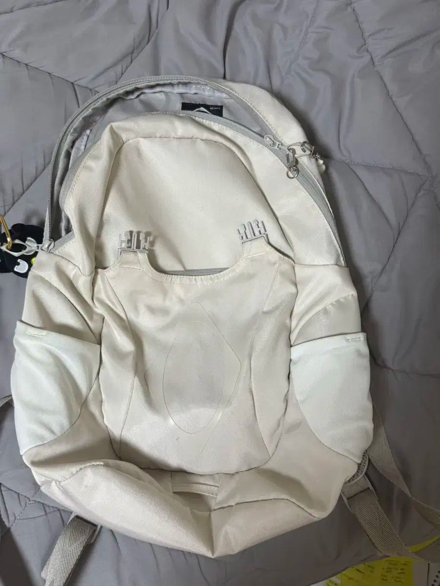 MSCHF ミスチーフ バックル 留め金 フリップ リュック リュックサック ライト ベージュ 販売