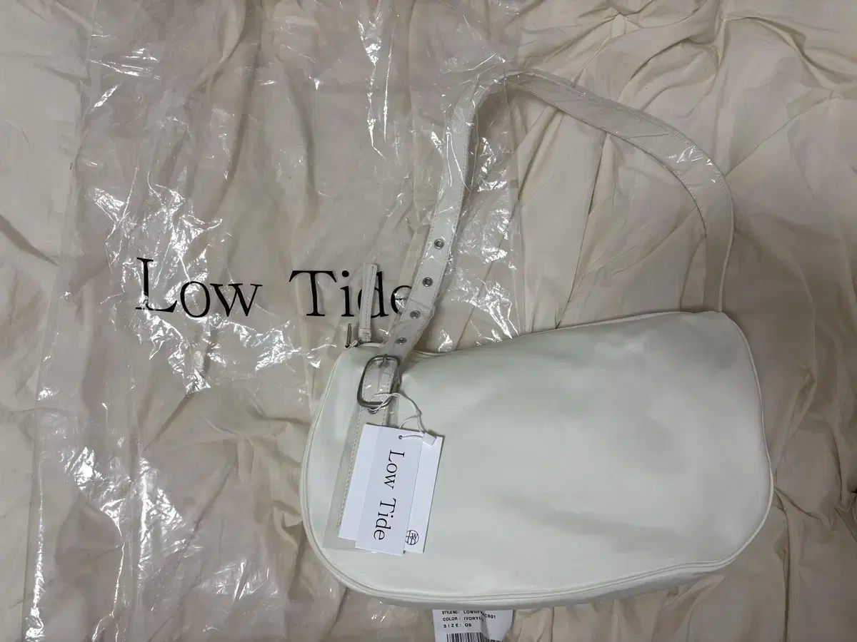 ロウタイド ベルト付きバッグ