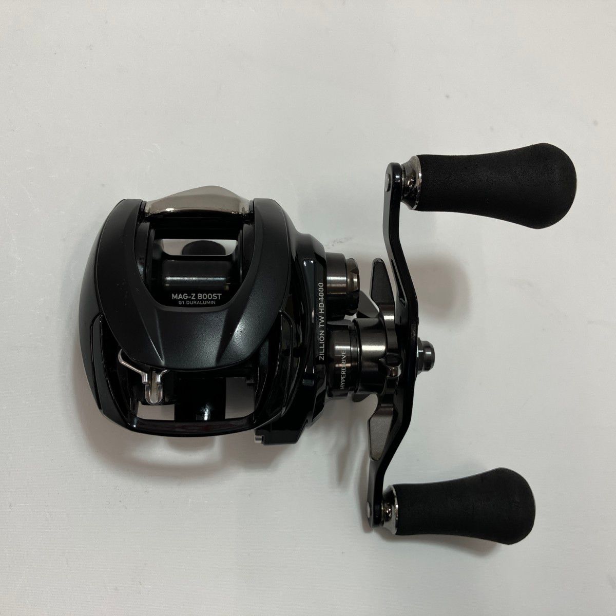 ダイワ 22ジリオン TW HD 1000XHL (左)