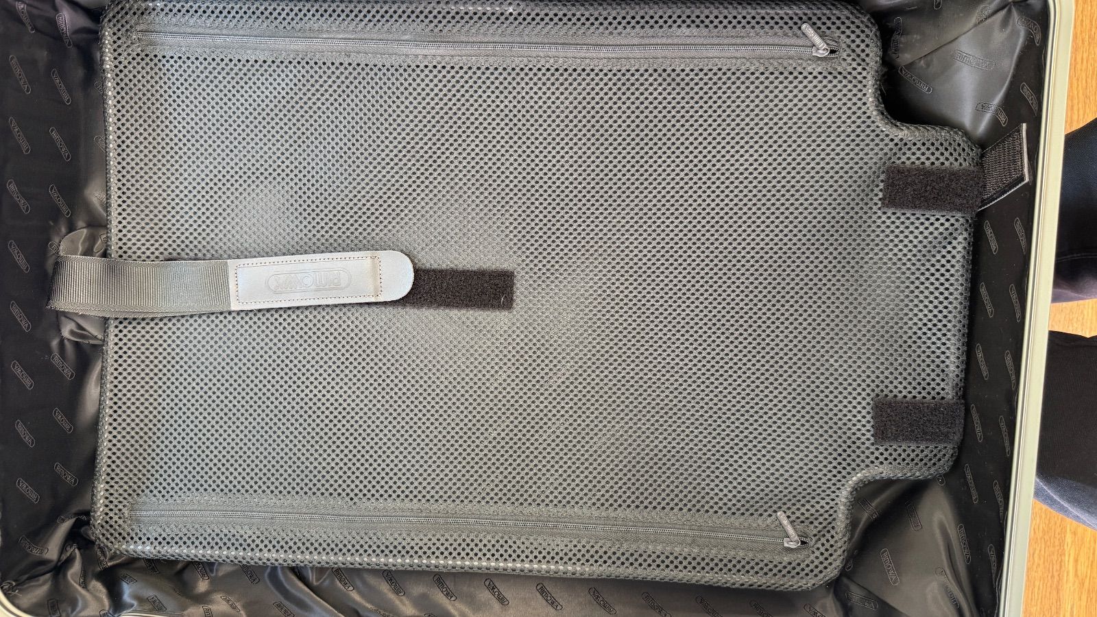廃盤モデル】リモワ RIMOWA トパーズ チタニウム 63L 70L 945.63