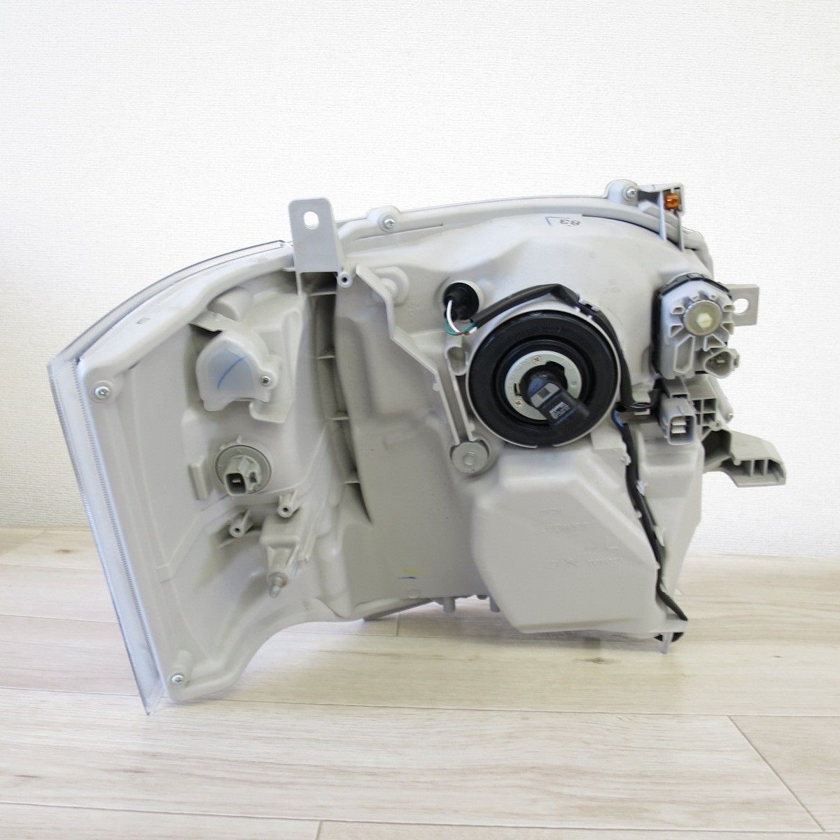 【送料込】　ハイエース4型ダークプライム　純正　LED ヘッドライト　左右セット ハイエース ダークプライム純正LEDヘッドライト セット ハイエース