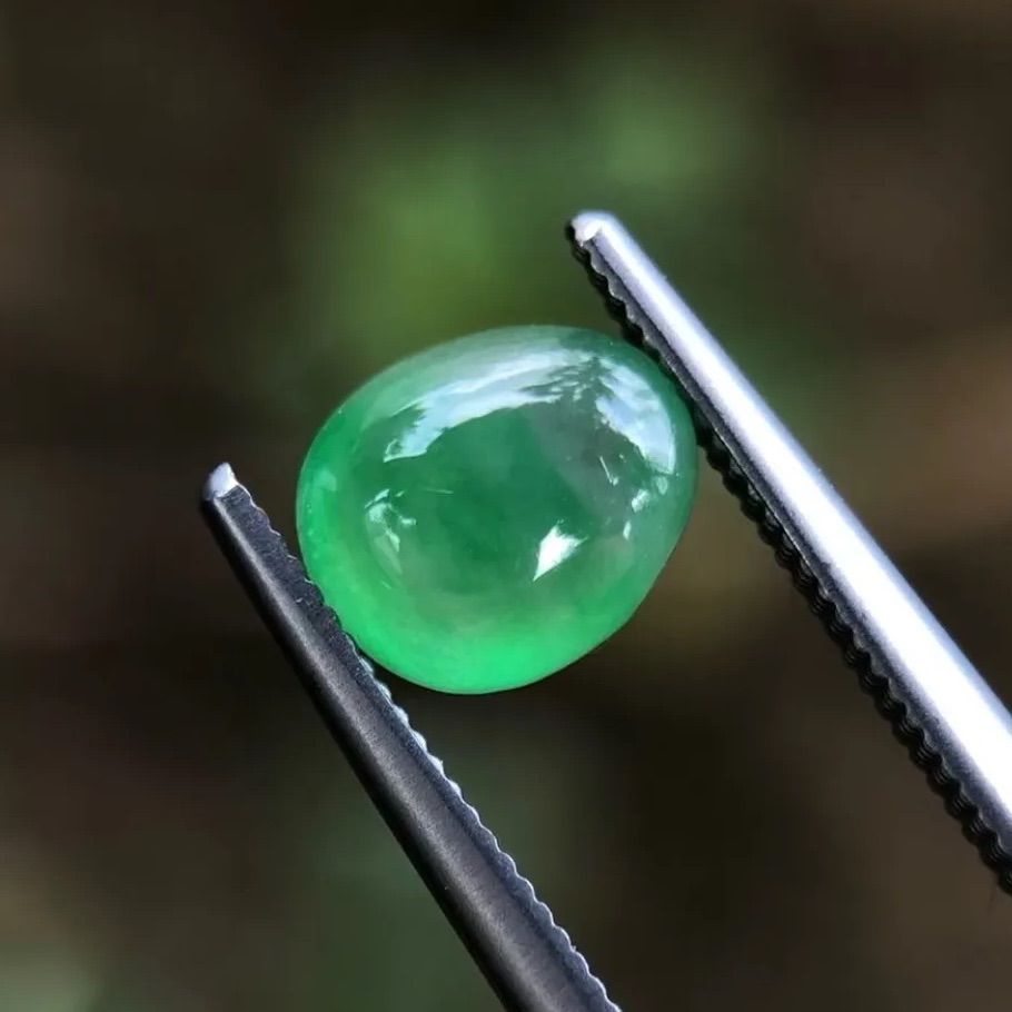 Q【陽緑】ミャンマー産本翡翠のルース①（37ｇ） 美品]ミャンマー産 本翡翠 ルース 1.05ct ガラス質 甘やかな