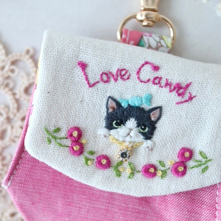 猫刺繍 猫ちゃん刺繍のミニミニポーチピンク ハチワレ白黒猫