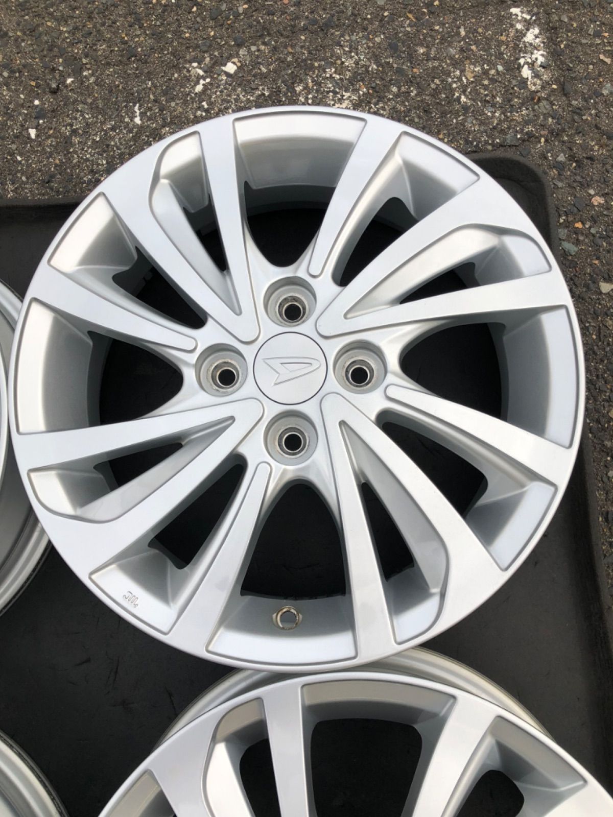 鎮静の ダイハツ タフト 純正アルミホイール 15インチ キャスト ムーヴ タント ウェイク