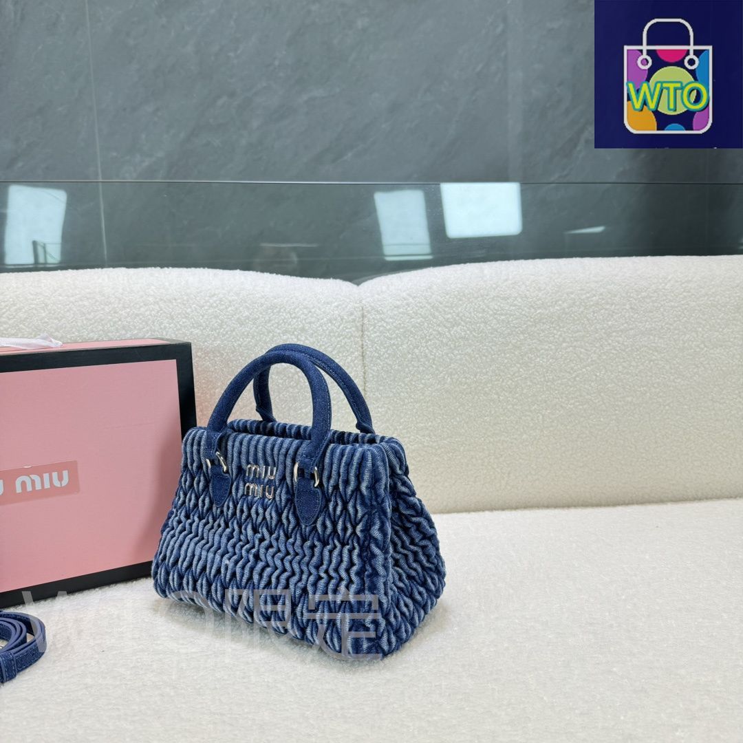 黒シャツパーカー革財布デニムパンツニットにMIUMIUハンドバッグ miu ミュウミュウ パーカー MIU レディース 胸ロゴ プルオーバー