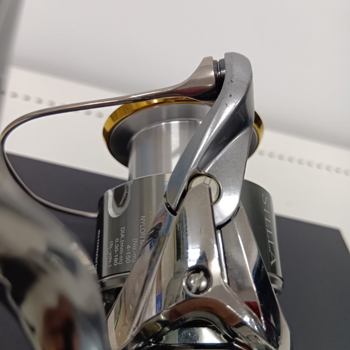 SHIMANO - §§SHIMANO シマノ 18ステラ4000XG 03809 スピニングリール 程度BC キズ有 SHIMANO シマノ 03809 スピニングリール 18ステラ4000XG キズ有