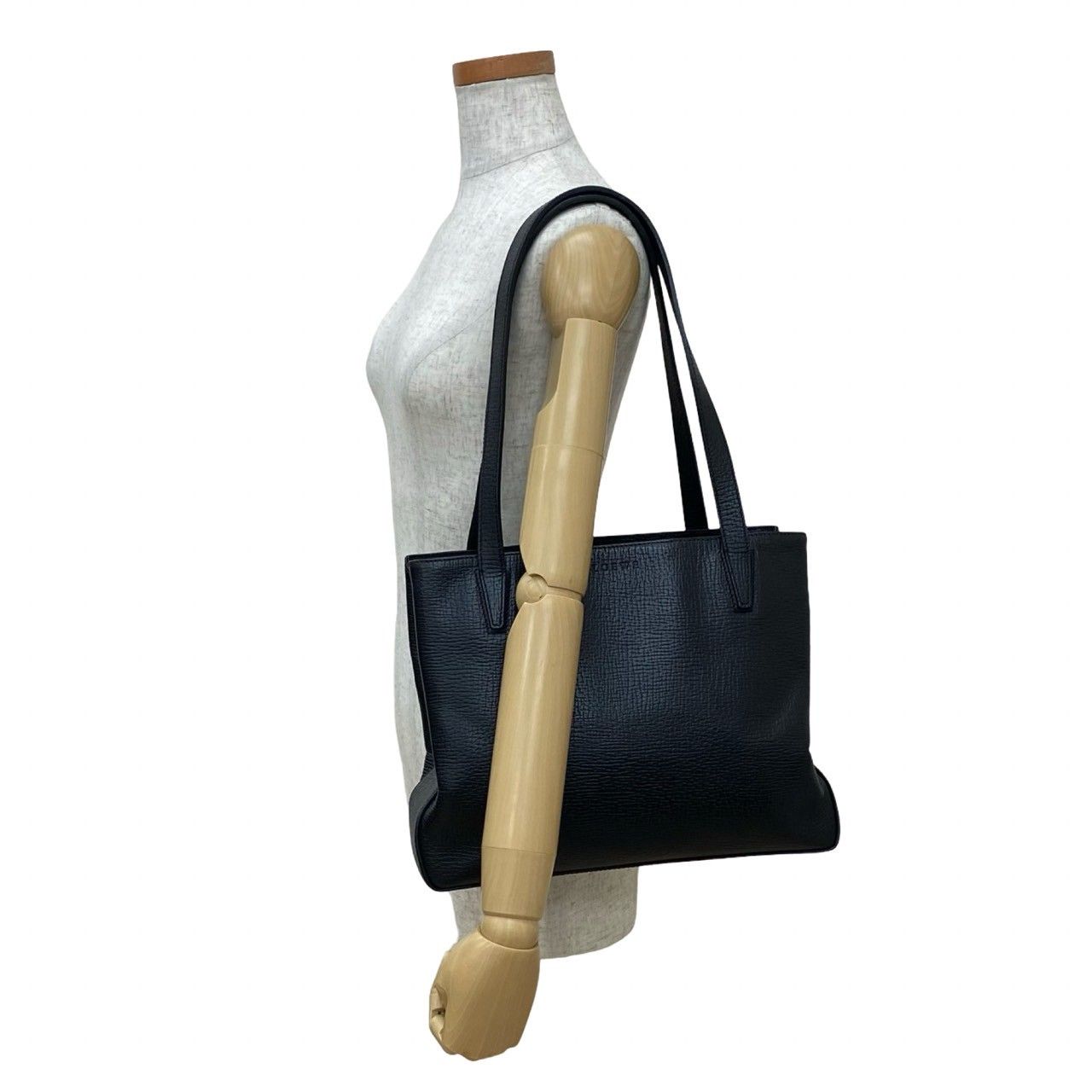 【極美品】LOEWE ブラック レザー ハンドバッグ　ロゴ　シボ革　黒　本革 極 美品 希少品 LOEWE ロエベ ロゴ 刻印 レザー 本革 ラウンド