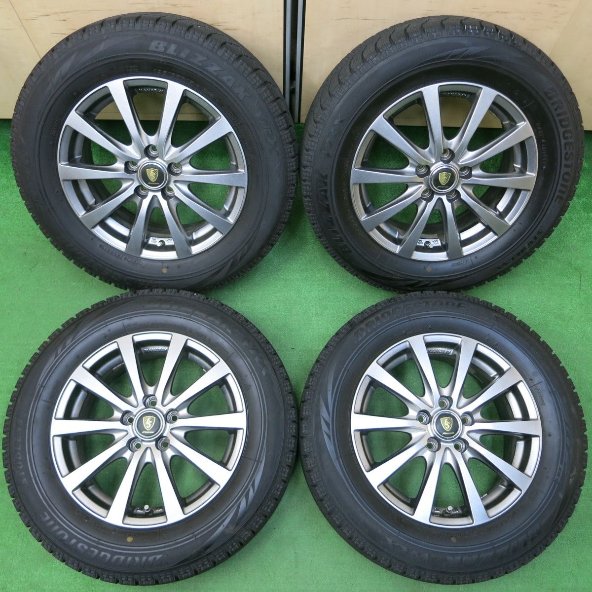 送料無料* バリ溝！キレイ！8.5分☆プリウス等 195/65R15 スタッドレス 