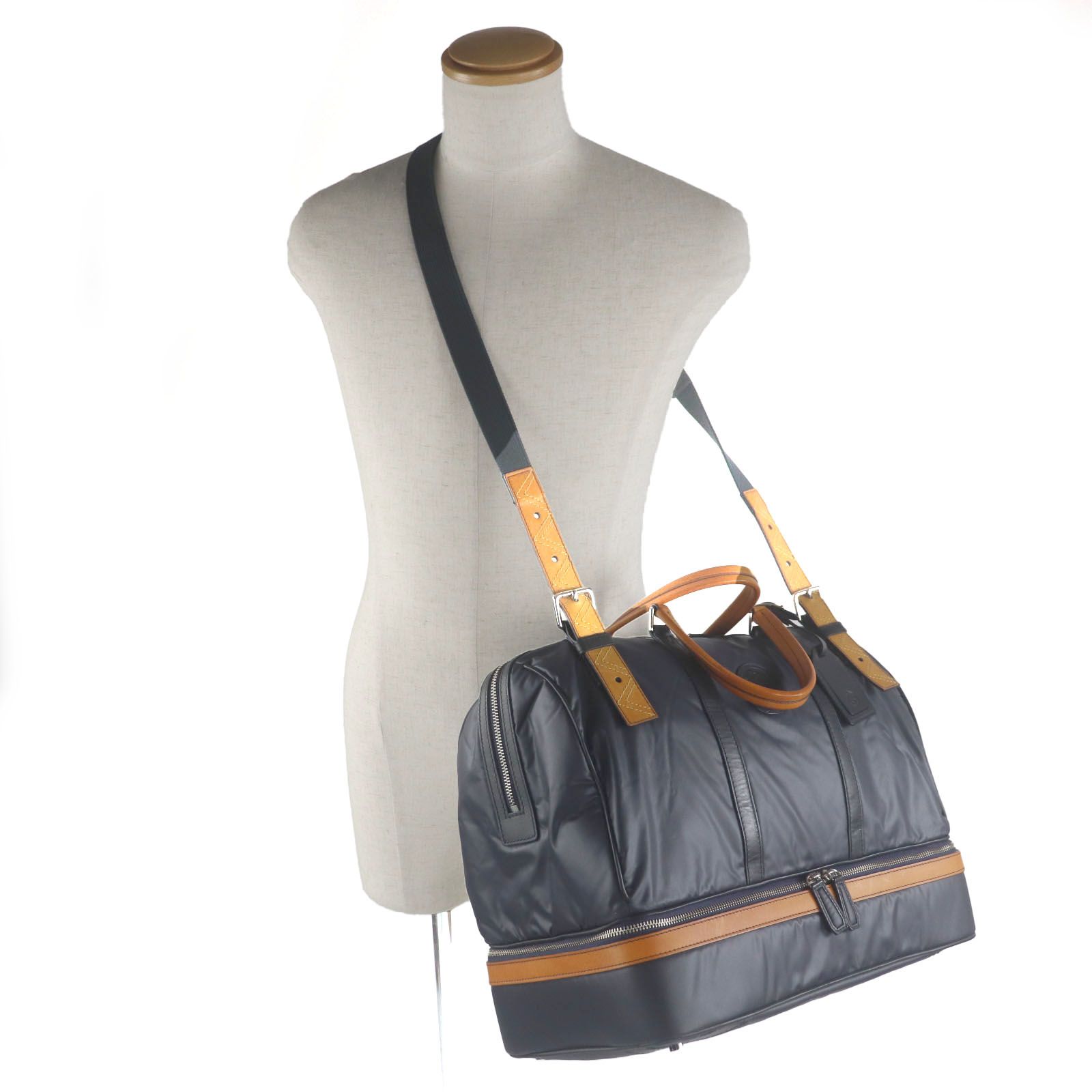 美品 イタリア製 HUNTING WORLD ハンティングワールド 牛革レザー × キャンバス ショルダーバッグ メッセンジャー ロゴ総柄 ブラック 黒 美品Hunting World ハンティングワールド バチュークロス×レザー 2way