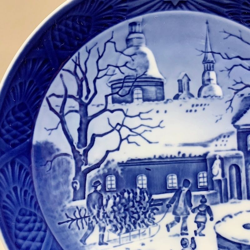 ロイヤルコペンハーゲン イヤープレート 1995年 「マナーハウスでのクリスマス」 飾り皿 Royal Copenhagen モミの木 ソリ 冬  ウインター ブルー 青【RU0111-9】 - メルカリ