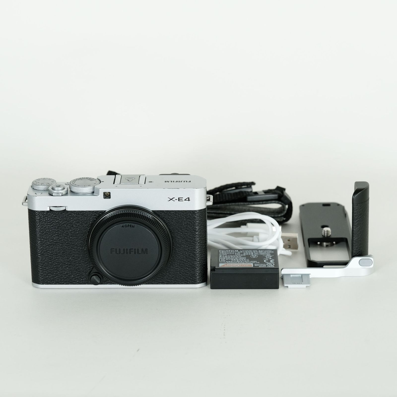 ｜シャッター数6 264回｜純正サムレスト 外付けグリップ付 FUJIFILM X-E4 ボディ シルバー | 富士フイルムXマウント