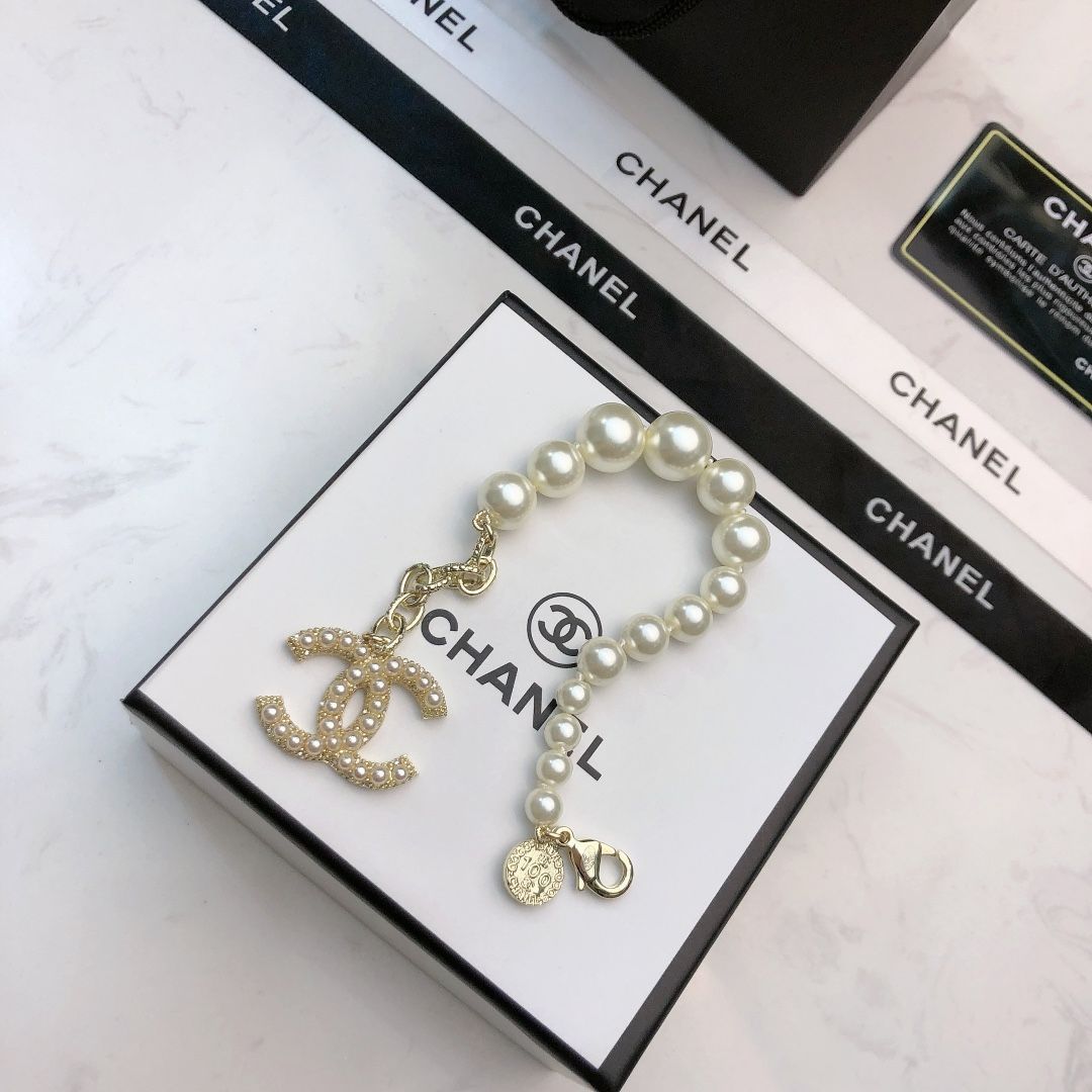 【新品未使用】シャネル（Chanel）パールブレスレット CCロゴチャーム付き