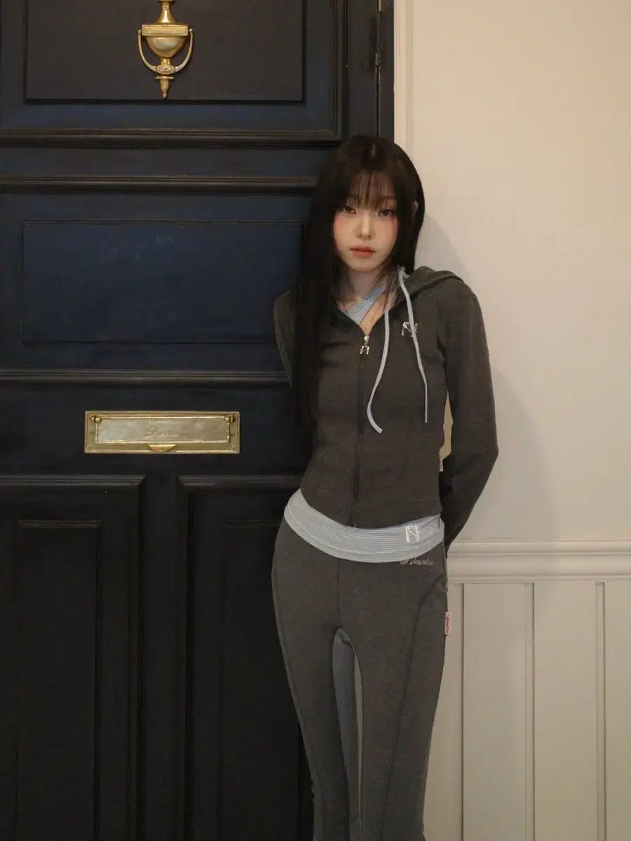 Newalrin ジュリー ライン エンブレム ジップアップパーカー フード付き