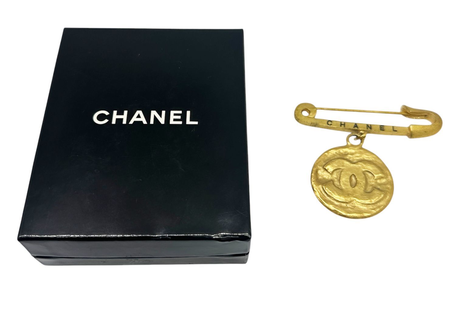 054 CHANEL 安全ピン型ブローチ 054 CHANEL 安全ピン型ブローチ