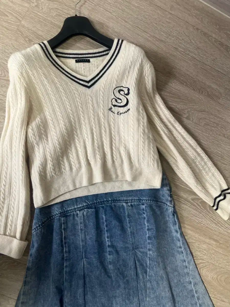 シスレー アイボリー Vネック ニット ＋ デニム プリーツ スカート