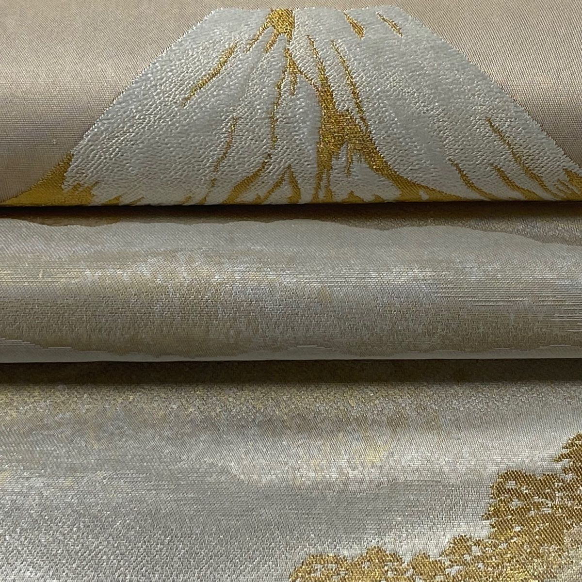 袋帯 逸品 じゅらく 落款 横山大観 朝陽霊峰 朝陽霊峰 富士山 金糸