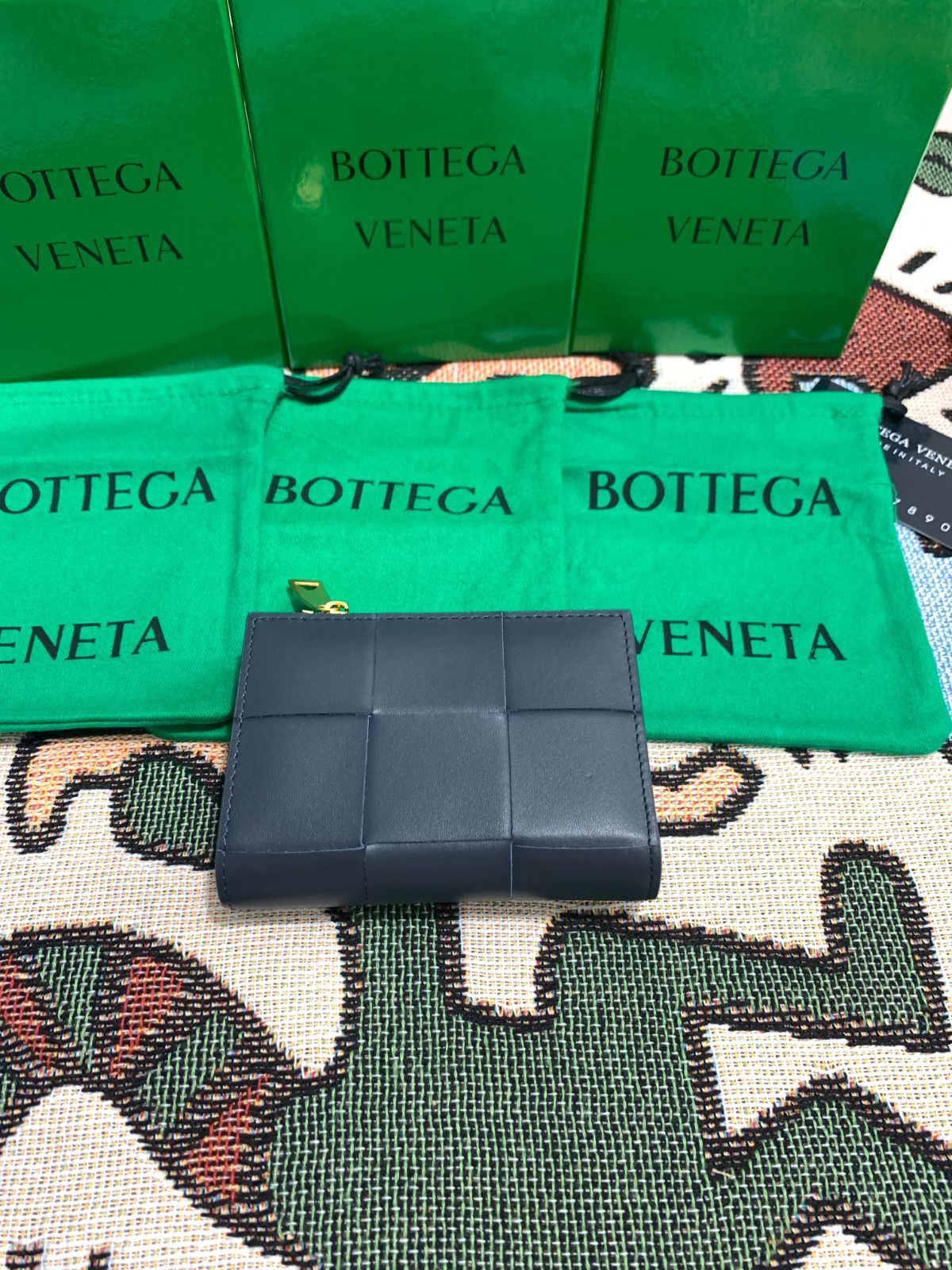 大人気!💕 実物【希少】BOTTEGA VENETA ボッテガヴェネタ　二つ折り財布 小銭入れ 早い者勝ち【箱付き】