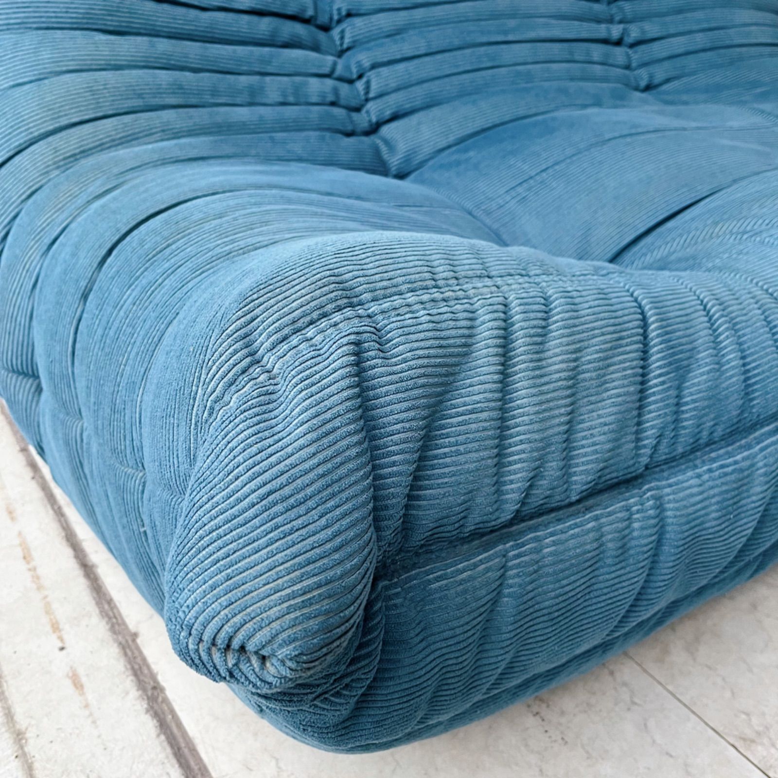 取付無料！リーンロゼ トーゴ ターコイズブルーファブリック3人掛けローソファ✨ 取付無料！リーンロゼ トーゴ ターコイズブルーファブリック3人