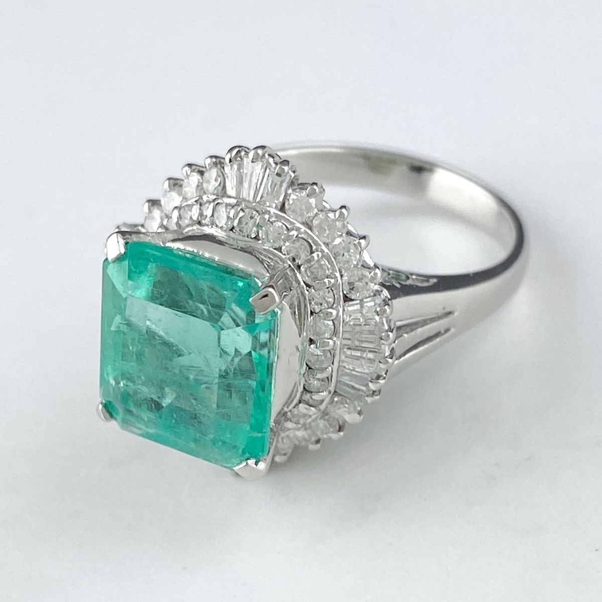 エメラルド デザインリング プラチナ 指輪 メレダイヤ リング 11号  