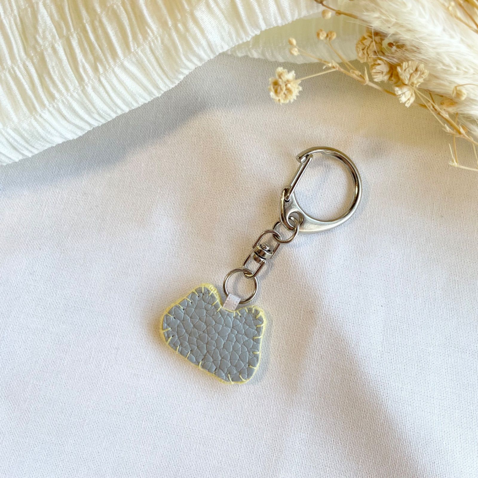 ミ*ケ様 ハンドメイド刺繍キーホルダー　三毛猫さんと雀 ご注文品のご紹介🪡 うちの子刺繍のキーホルダー、キーリング