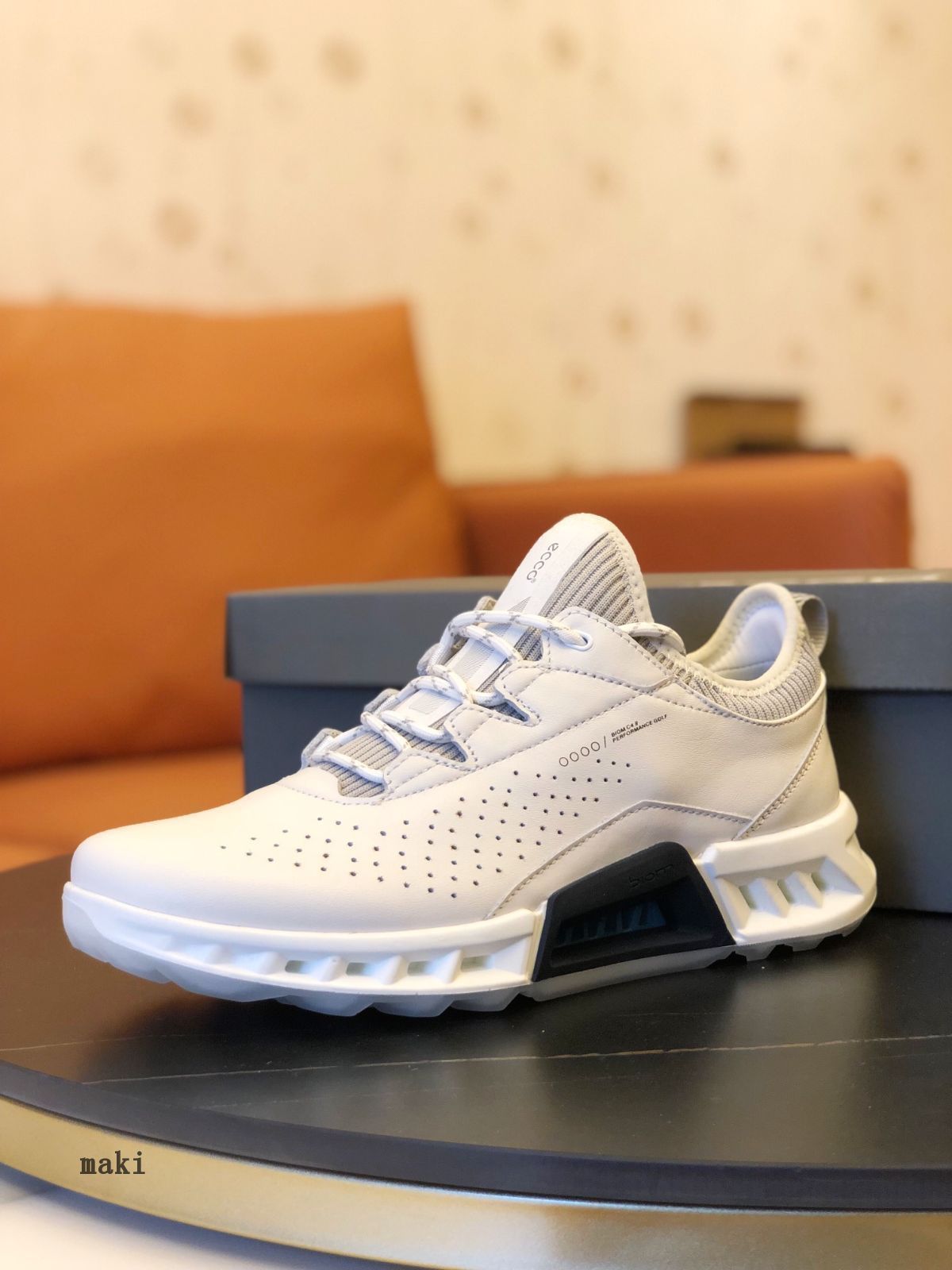 スポーツシューズ