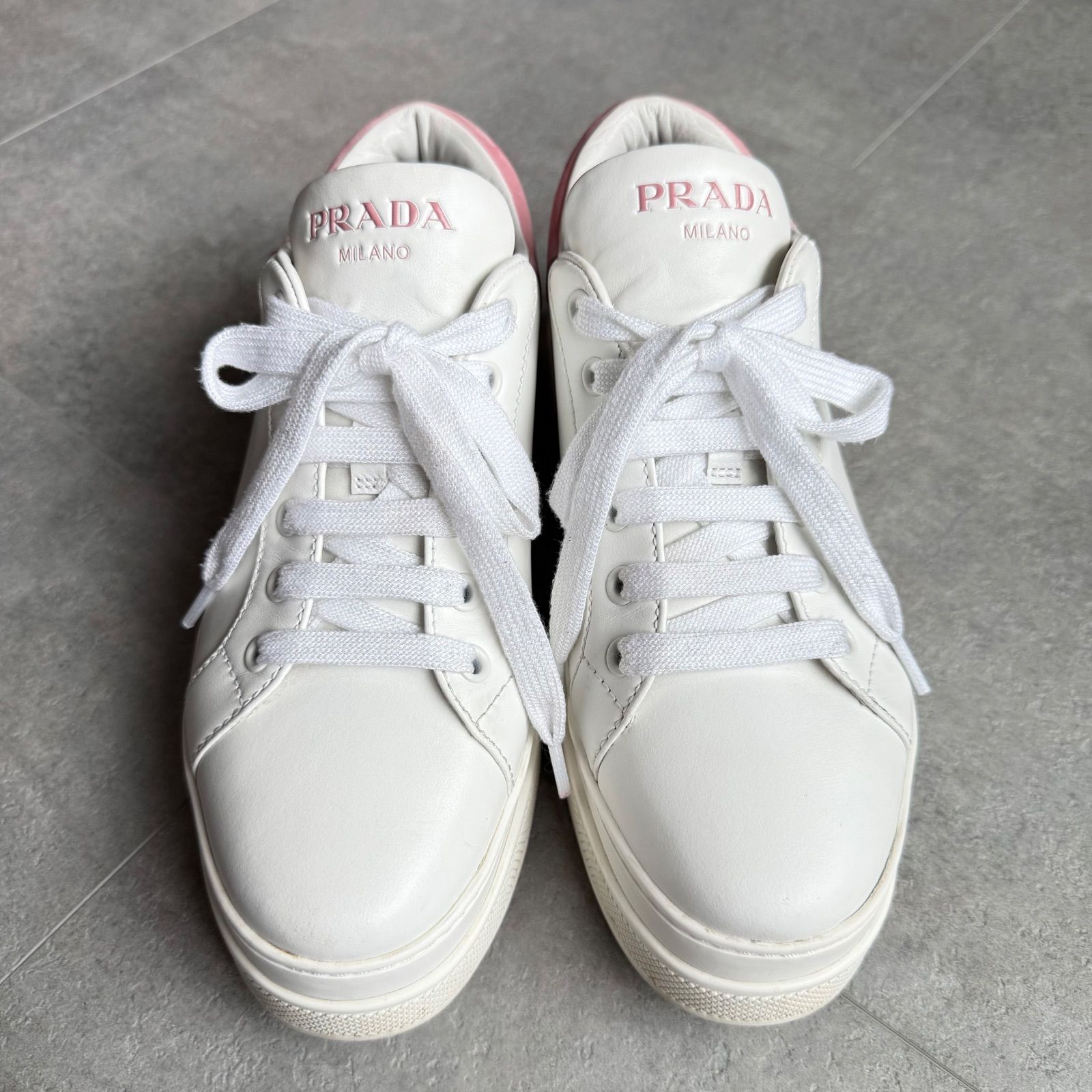 【美品】PRADA プラダ　レザースニーカー　本革　白×ピンク ロゴ入り 美品】PRADA プラダレザースニーカー本革白×ピンク ロゴ入り