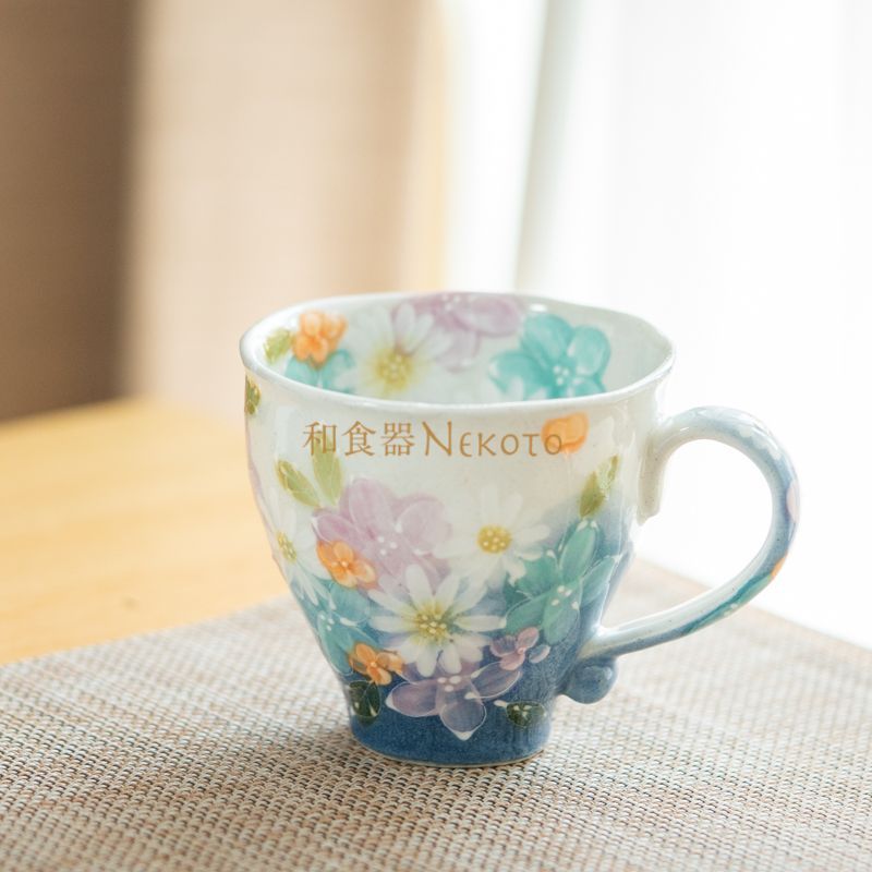 ゆずりは工房 青彩花化粧 マグカップ 花柄 おしゃれ かわいい カフェ 喫茶店 陶器 瀬戸焼 和食器 手描き 海外プレゼント 贈り物 ギフト 母の日 敬老の日 誕生日42611