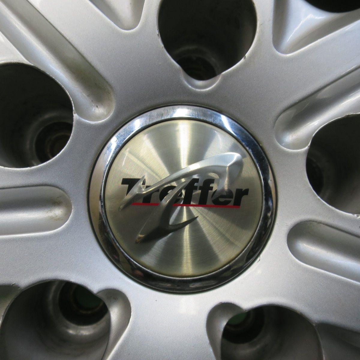 【最短翌日配送】 バリ溝 キレイ 9.5分 スタッドレス 225 70R16 トーヨー ウインター トランパス S1 Treffer トレファー 16インチ PCD114.3 5H 5100201イス