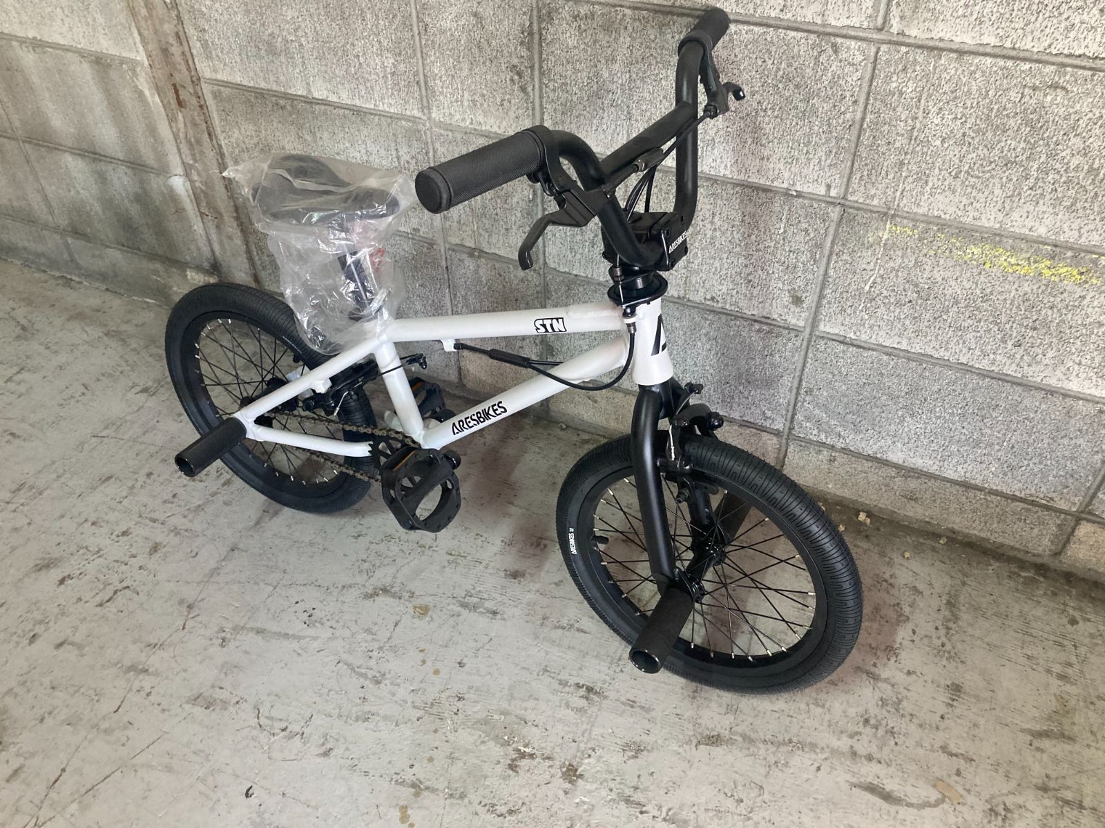 再入荷低価 ヤフオク! - ARESBIKES STN 16インチ キッズBMX イエロー