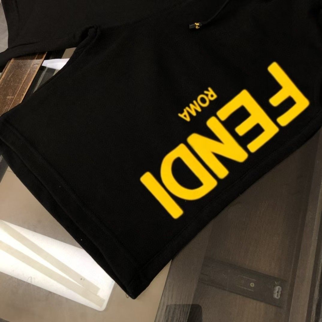 FENDI ブラックショートパンツ