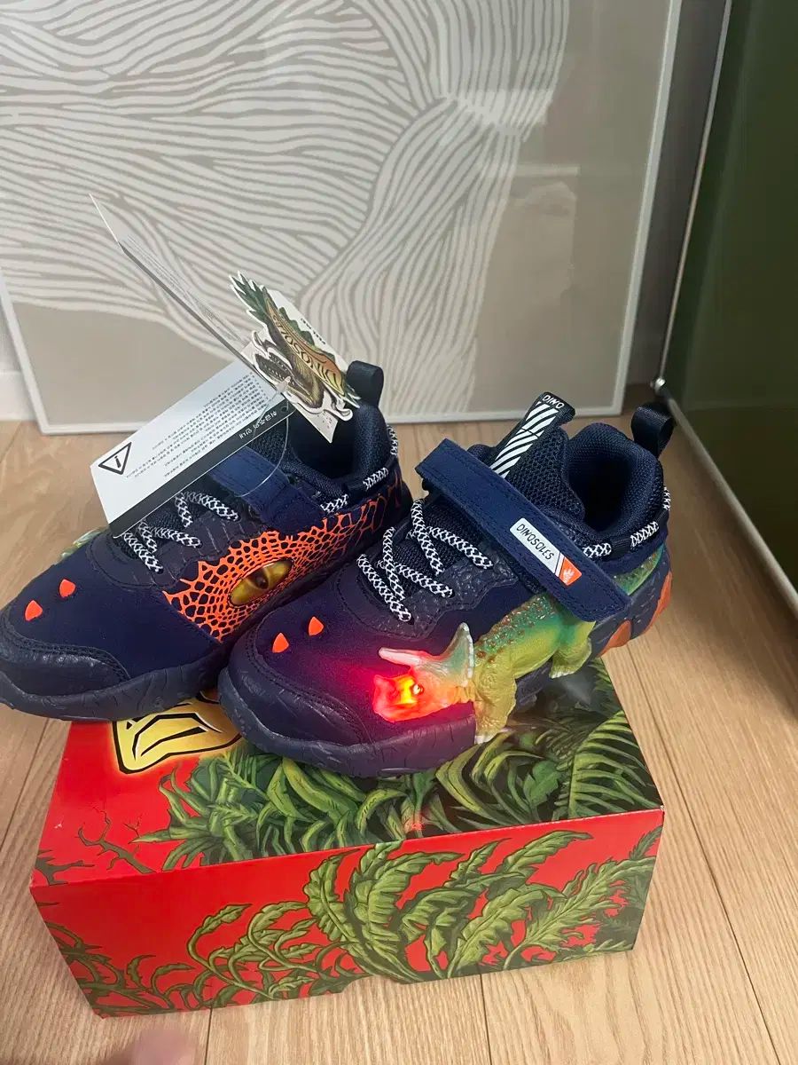 ダイノソルズ トリセラ ロープ ロー キラキラと イルミネーション