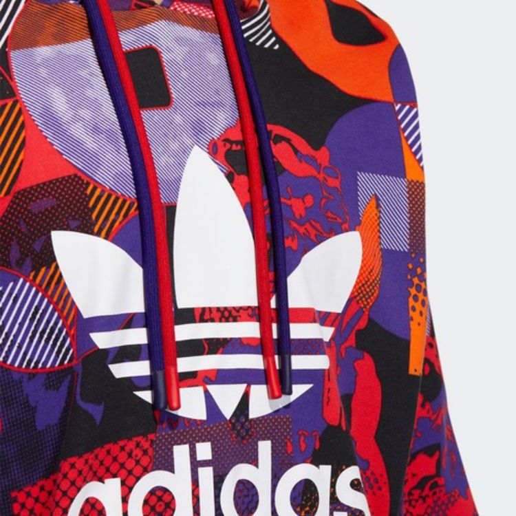 【adidas】ユニセックス◇CNY HOODIE パーカー フーディ adidas（アディダス）の「CNY グラフィック スウェット [CNY