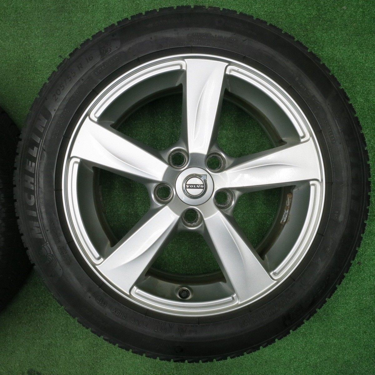 スタッドレスにVOLVO純正ボルボV40 7J×17+50 ボルボ VOLVO純正ホイール 16