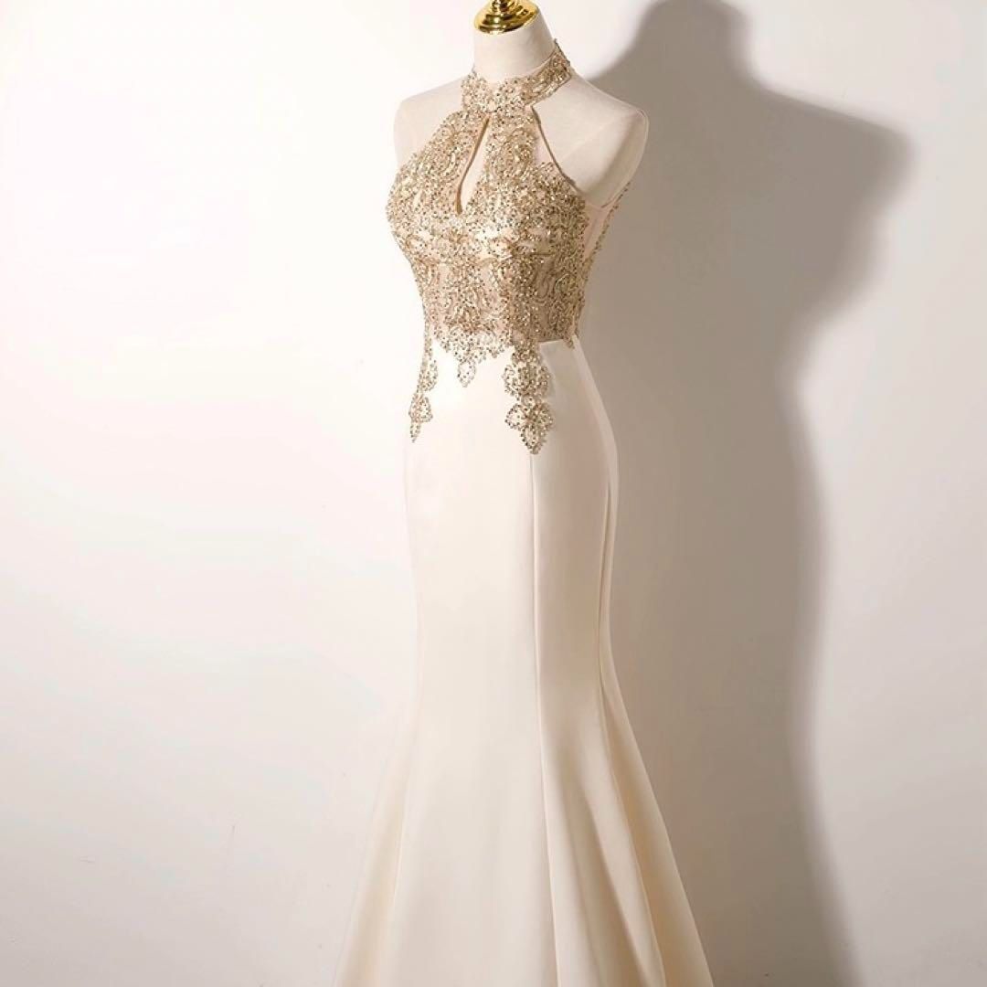 ビジューの美しいシンプルオシャレなホルターネックドレス?.?