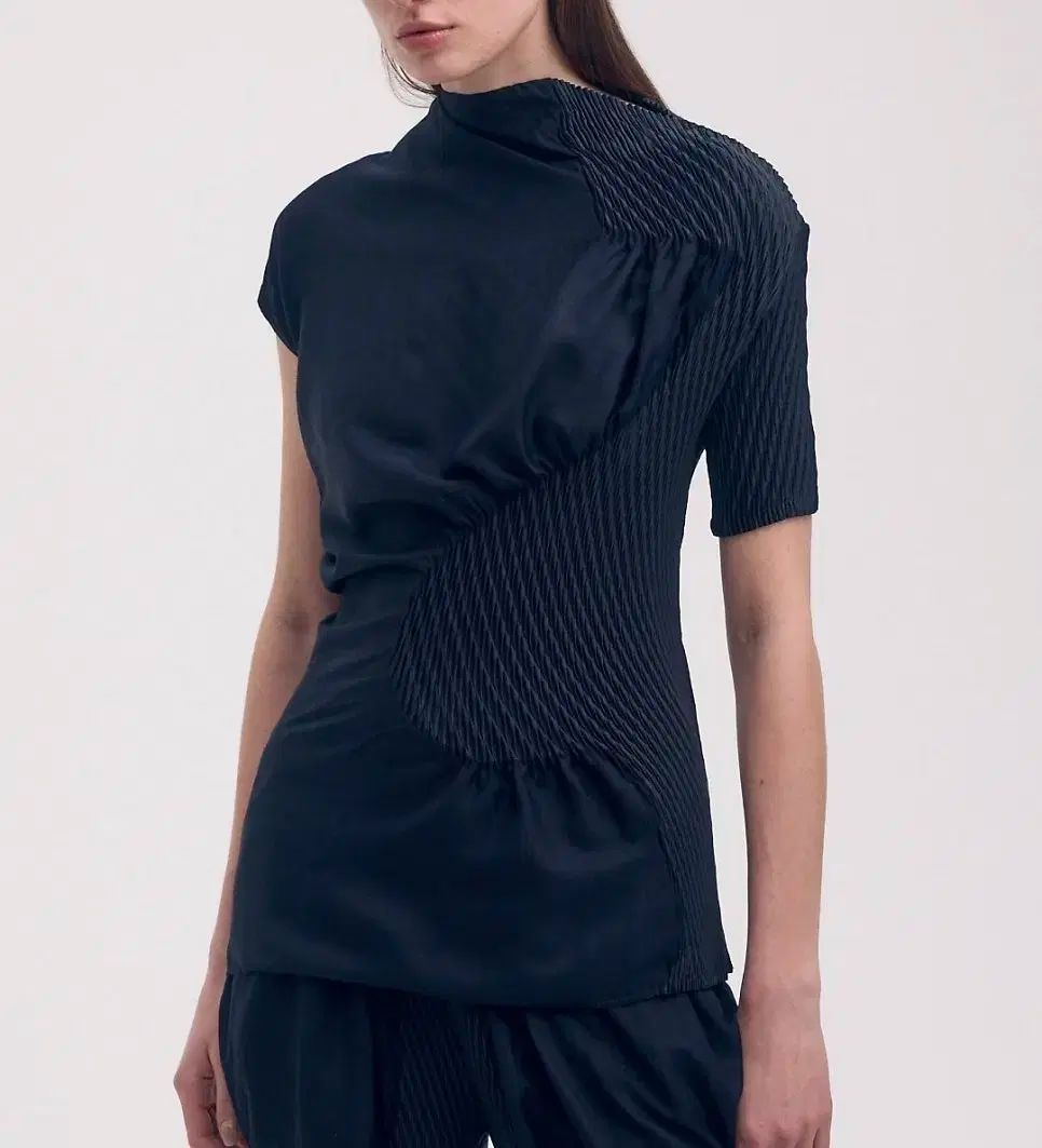 イッセイミヤケのトップス｛未使用） ISSEY MIYAKE(イッセイミヤケ) Conture Pleats トップス - メルカリ