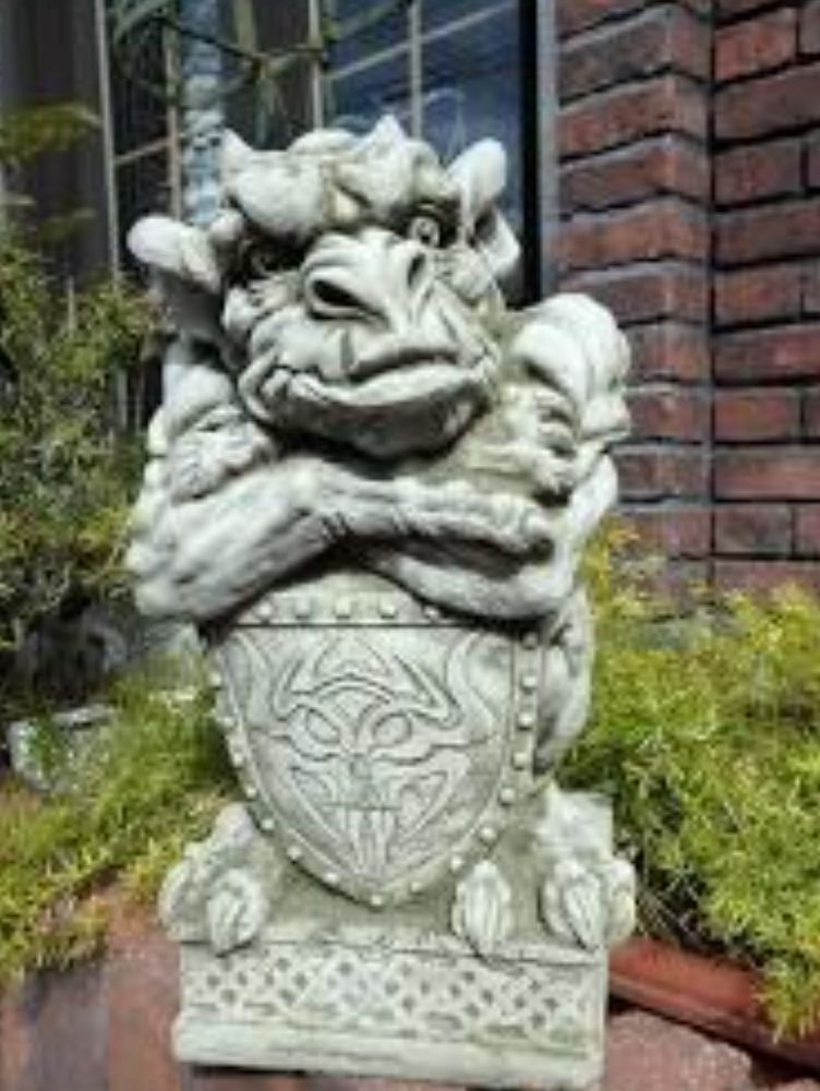 イギリス製　ガーゴイルＥ 楽天市場】ガーゴイル E 英国製 UK ガーゴイル 置物 盾柄 ガーデニング