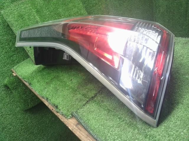 車 セレナ DAA-GNC27 左テールランプ 左テールライト 26555-5TA0B 自社