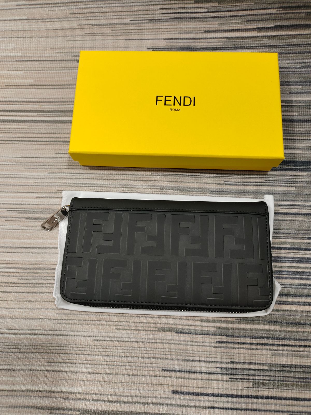 超素敵FENDI(フェンディ)長折り財布ブラック箱と防塵袋付き新品即購入 