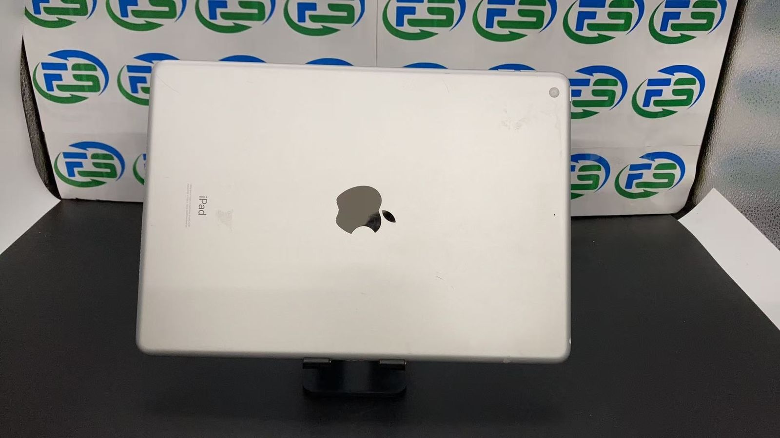 【美品】 iPad 7世代 32gb 本体 バッテリー良好 おまけ付き iPad 第7世代 32GB シルバー バッテリー95% おまけ付き 送料無料