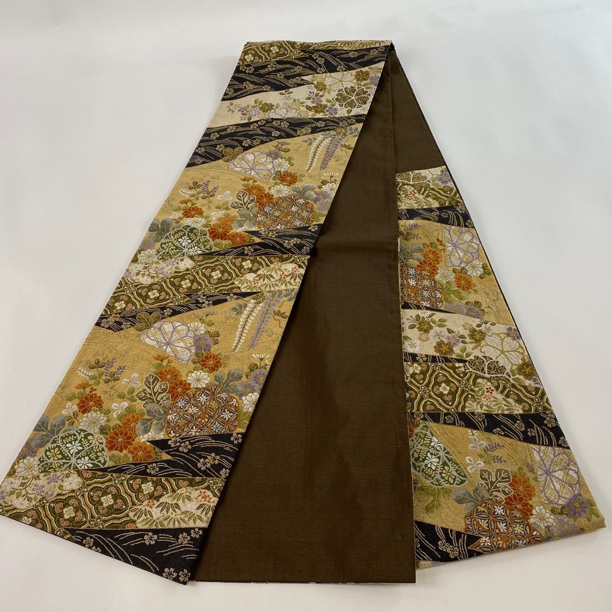 袋帯 美品 逸品 菊 波 相良刺繍 金糸 引き出し 薄茶色 六通 正絹 【中古】