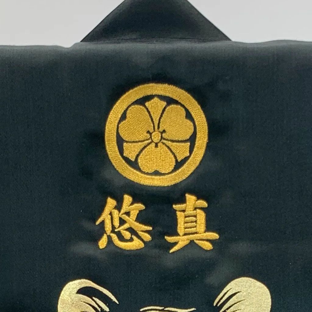 陣羽織 黒 虎 刺繍家紋＆名入れ スタンド付 展示見本品 - メルカリ