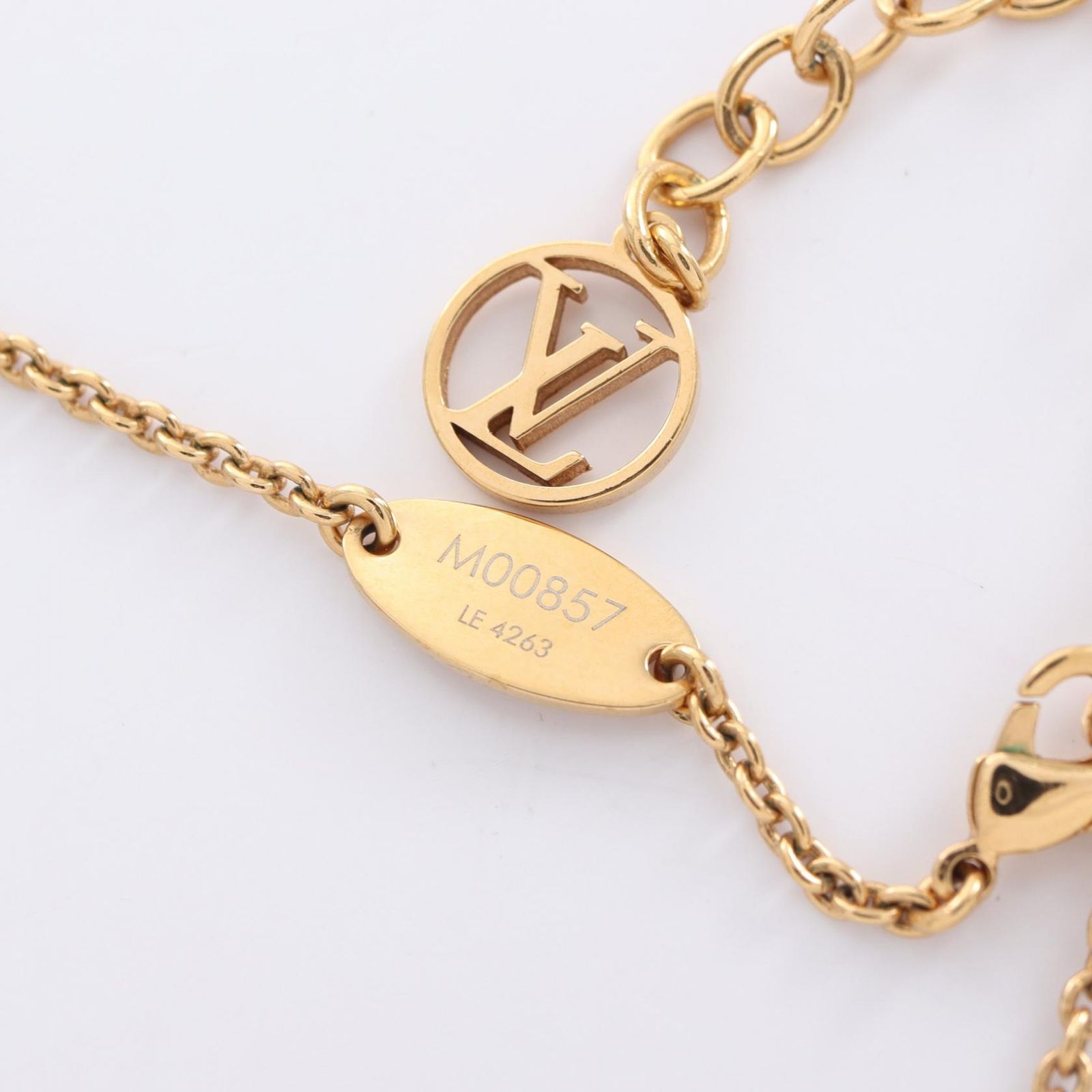 エセンシャルV ネックレス LOUIS VUITTON より エッセンシャルVネックレス が入荷しました