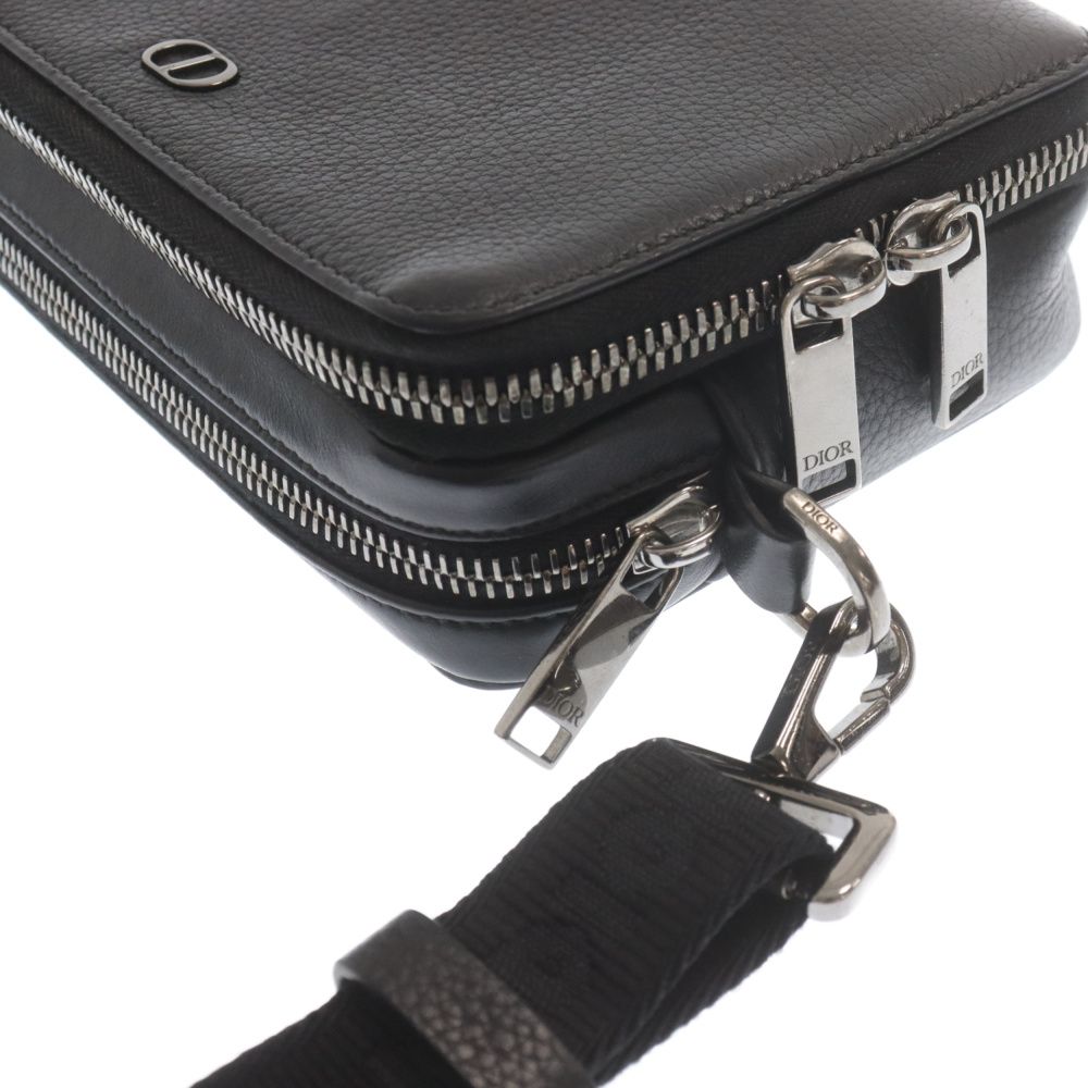 DIOR (ディオール) CD Icon ストラップ付きジップポーチ DIOR (ディオール) CD Icon ストラップ付きジップポーチ