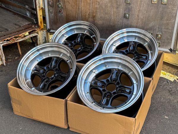 アピールのある 15×8J ±0 PCD 100 114.3 4穴 15インチホイール4本セット 深リム ブラック 艶黒 4本スポーク 旧車 スポーツカー ドリ車 ローダウン など 送料無料!