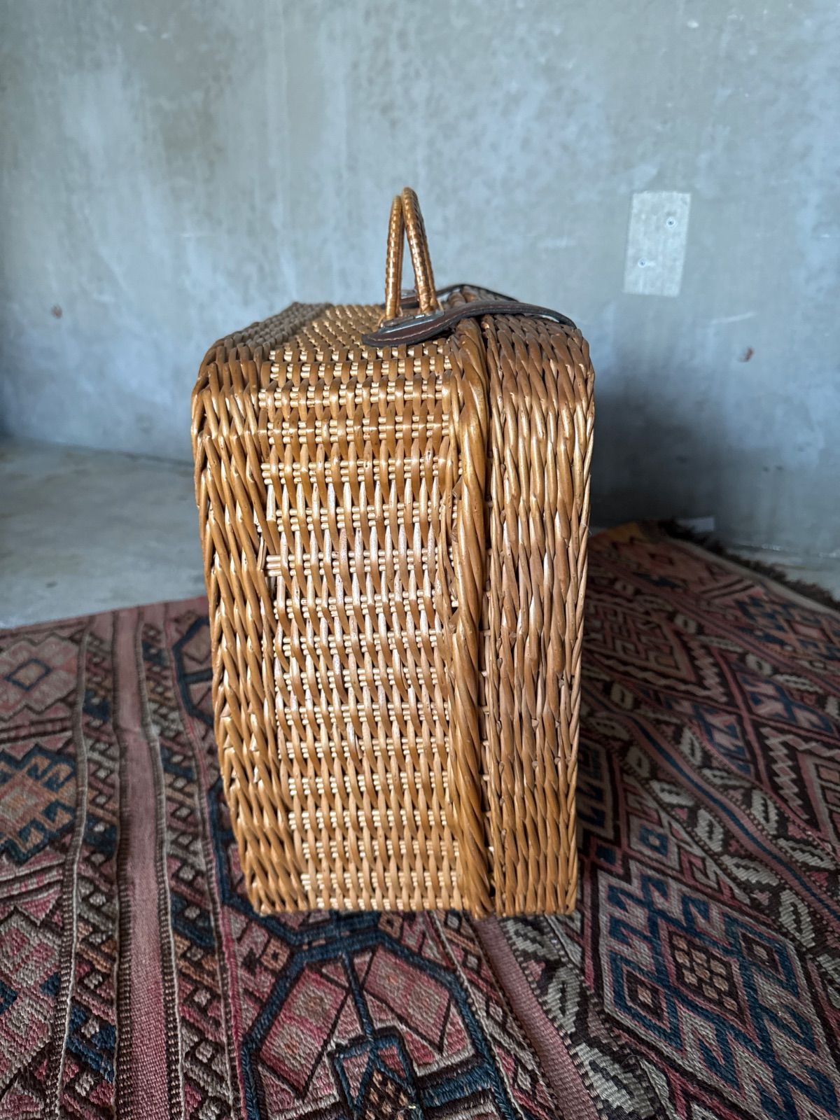 お買い得品 ヴィンテージ ラタン藤ピクニックバスケット トランク型